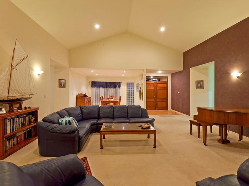 6 Commodore Drive, Birkdale QLD 4159
