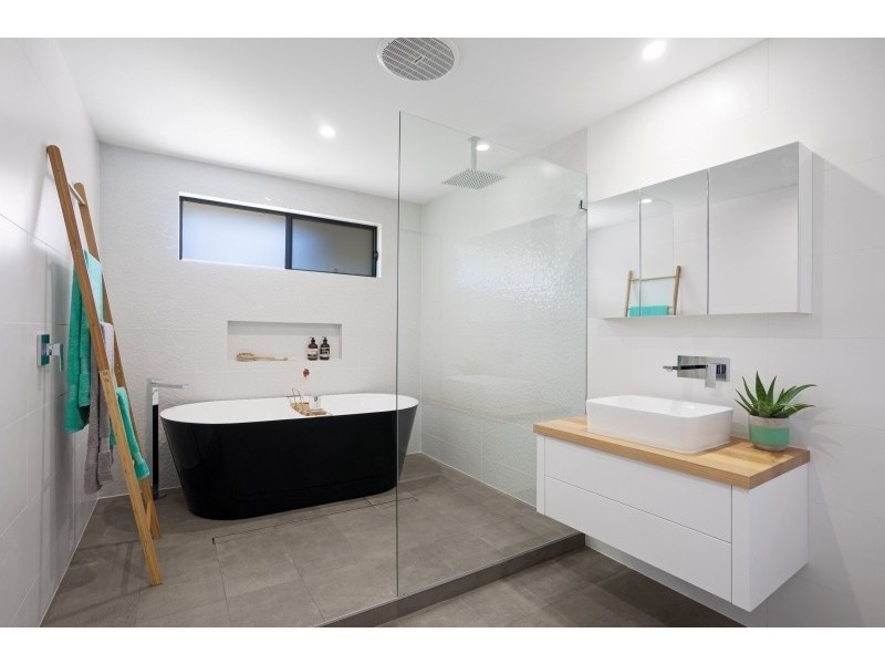 16 Dora Street, Lisarow NSW 2250