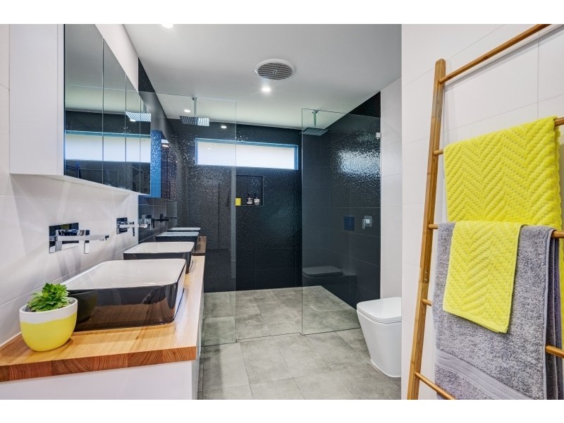 16 Dora Street, Lisarow NSW 2250