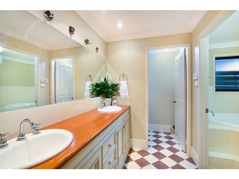 31 Robert Holl Drive, Ourimbah NSW 2258