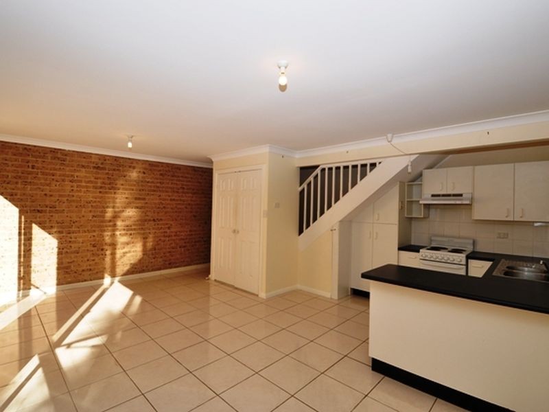 2/16 Creighton Lane, Point Frederick NSW 2250