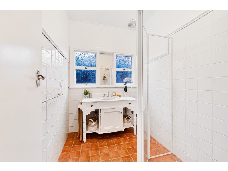 4 Sunset Street, Wyoming NSW 2250