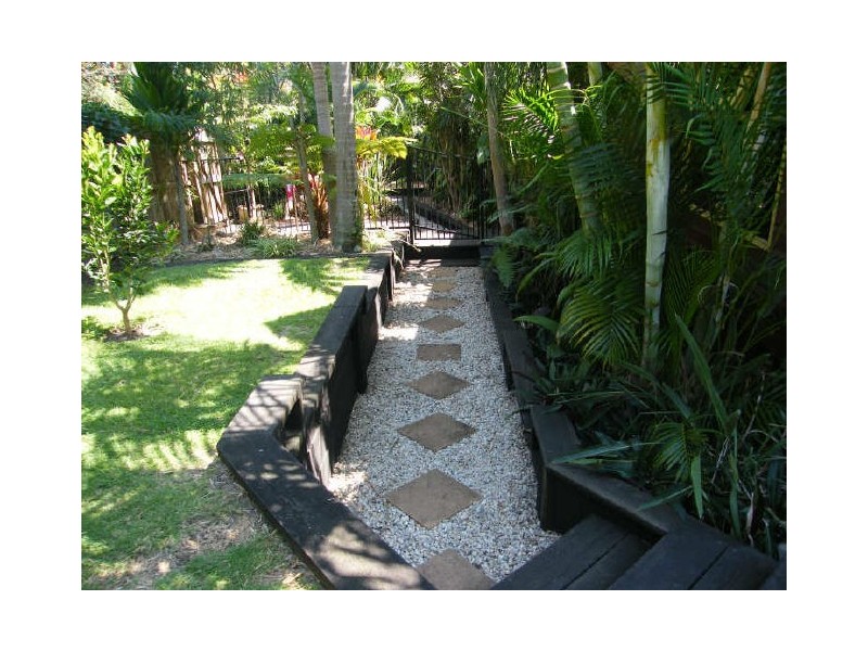 2 Lagoda Dr, Mount Coolum QLD 4573