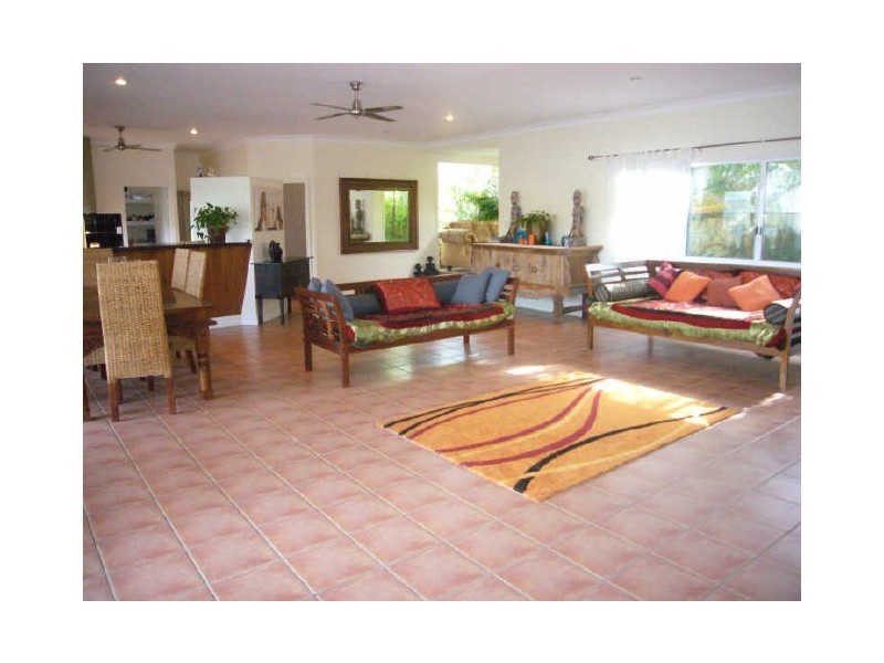 33 Beach Road, Dolphin Heads QLD 4740