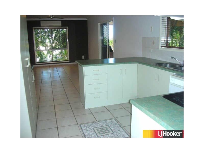 6 Hillcrest Street, Eimeo QLD 4740