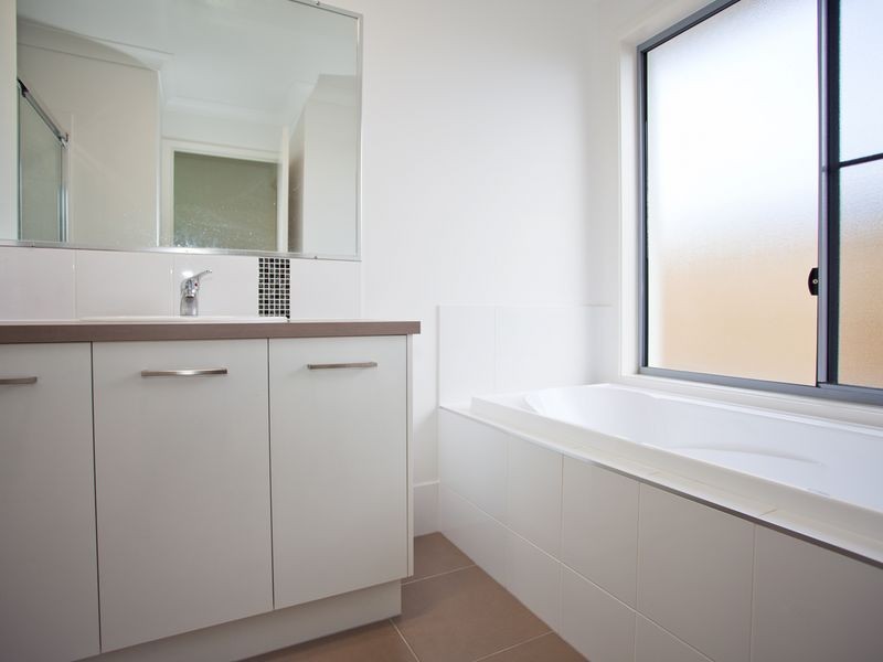 7 Majesty Street, Rural View QLD 4740