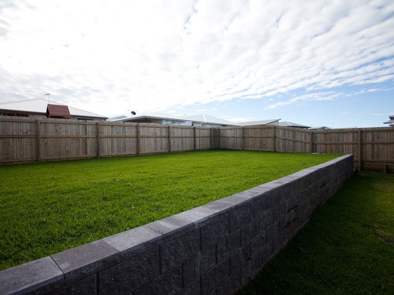 7 Majesty Street, Rural View QLD 4740