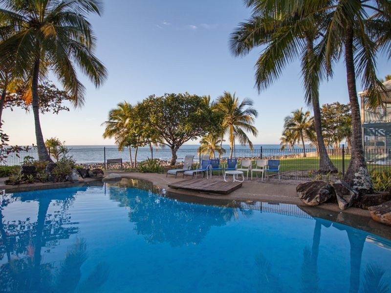 3/2 Beach Road, Dolphin Heads QLD 4740