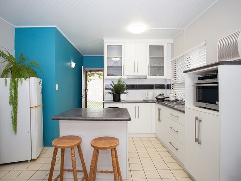 3/2 Beach Road, Dolphin Heads QLD 4740