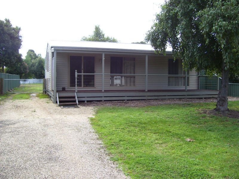 7 Paynes Ave, Alexandra VIC 3714