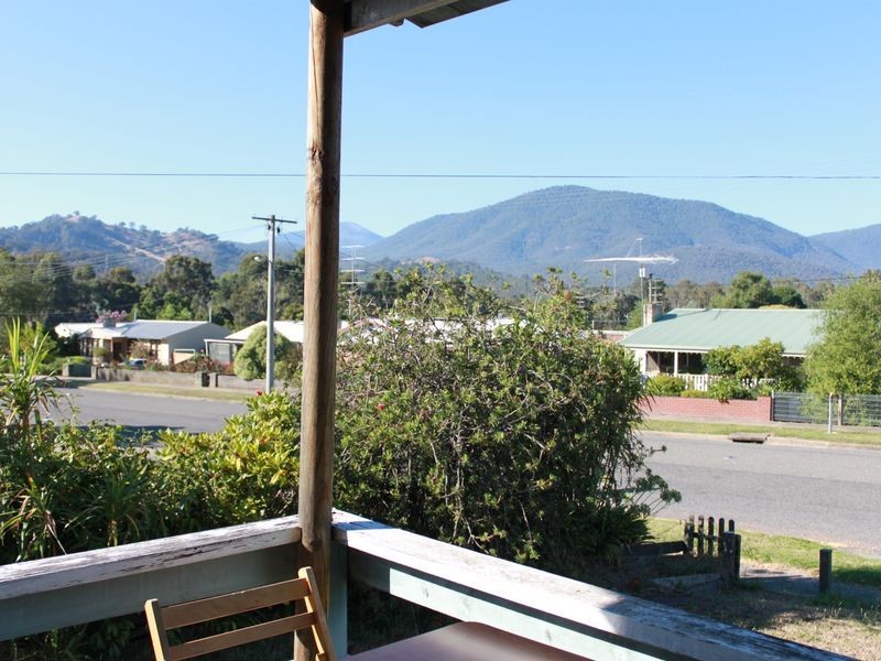 10 Centre Avenue, Eildon VIC 3713