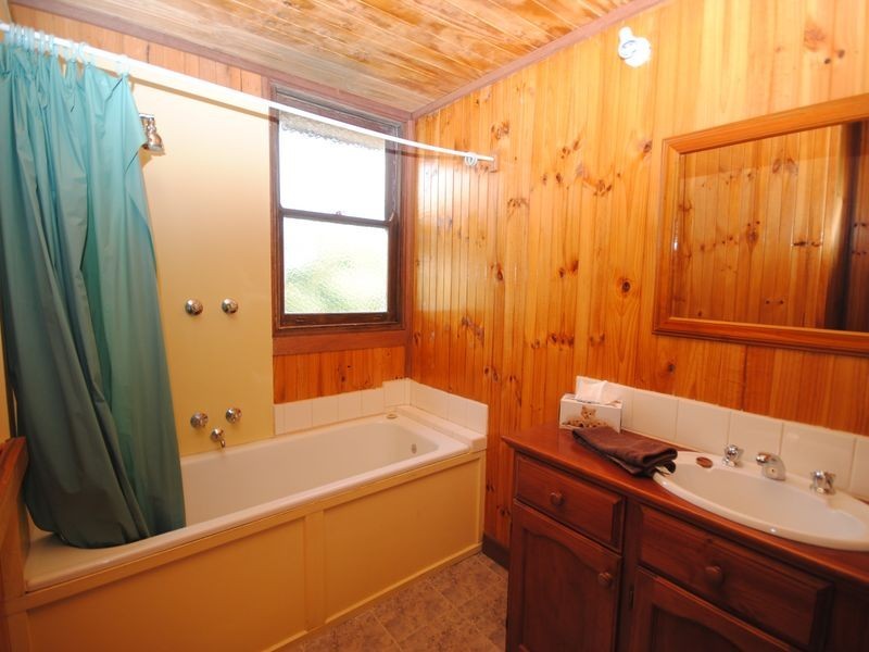 27 Centre Avenue, Eildon VIC 3713