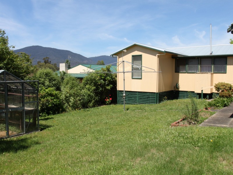 16 Seventh St, Eildon VIC 3713