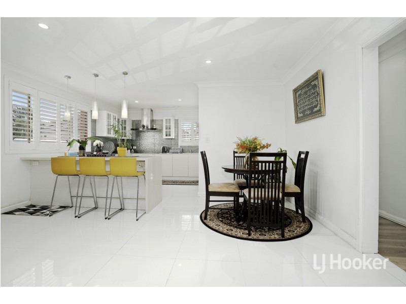 16 Palau Crescent, Lethbridge Park NSW 2770