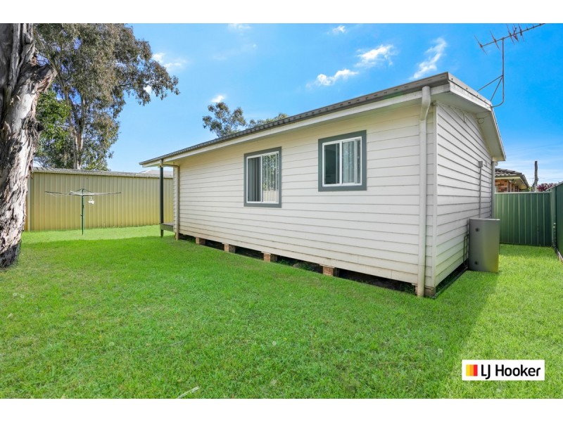8 Flora Street, Plumpton NSW 2761
