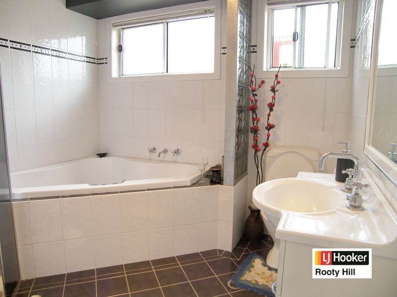 27 Tulipwood Drive, Colyton NSW 2760