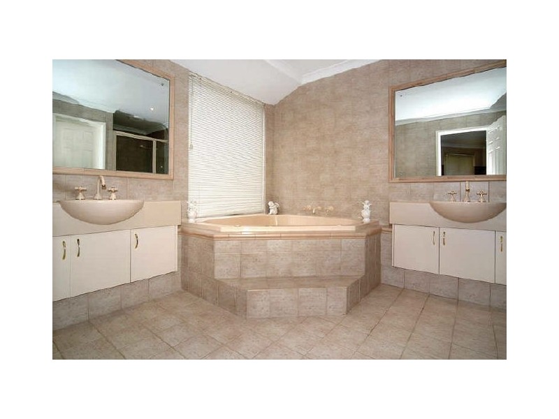 11 Sapphire Road, Dalyellup WA 6230