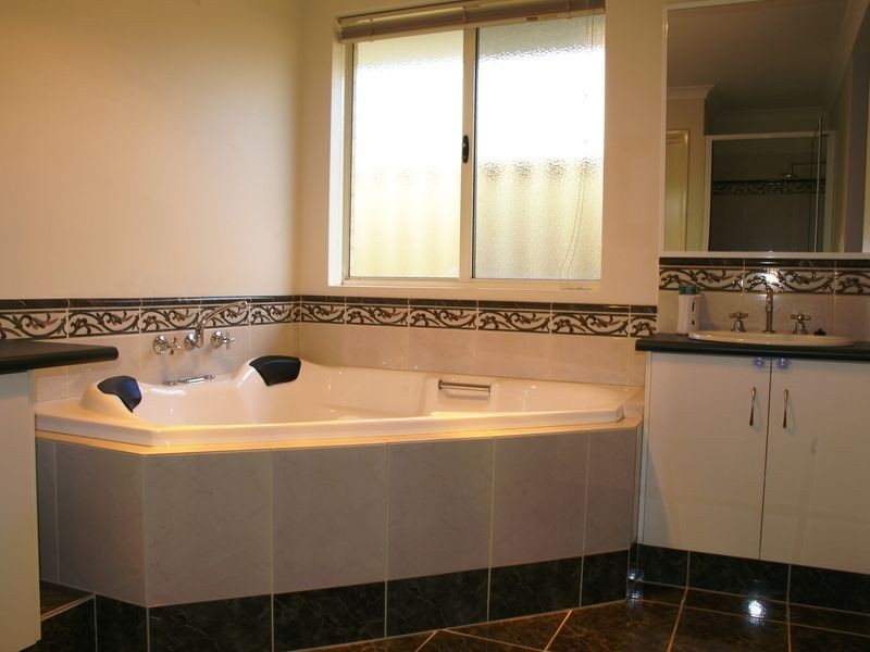 18 Swan Avenue, Eaton WA 6232
