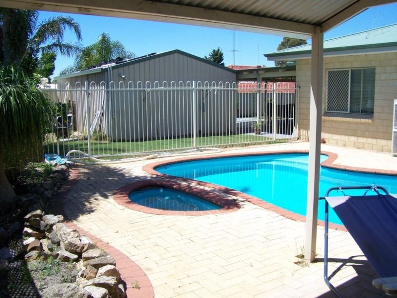 12 Christchurch Place, College Grove WA 6230