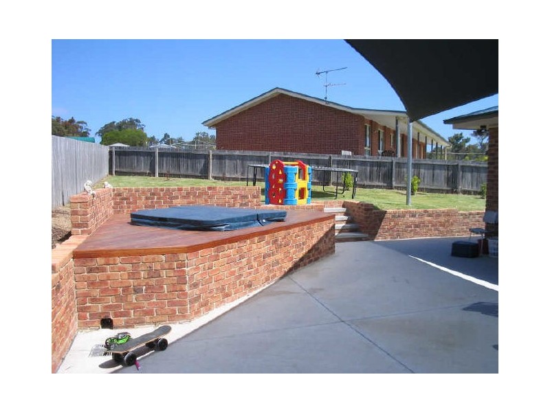 8 Carrie Crescent, Moruya NSW 2537