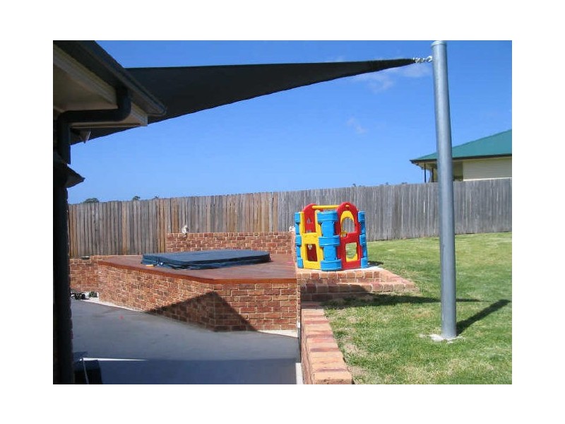 8 Carrie Crescent, Moruya NSW 2537