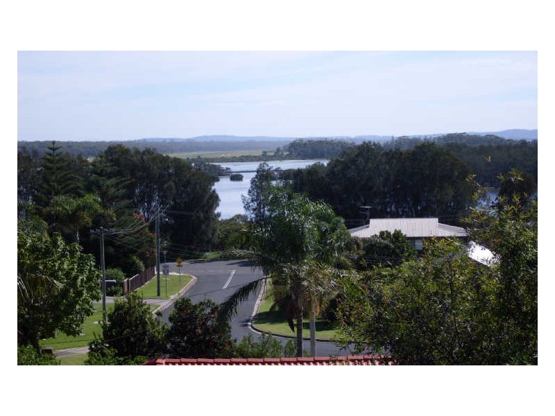 8 Davis Place, Moruya Heads NSW 2537