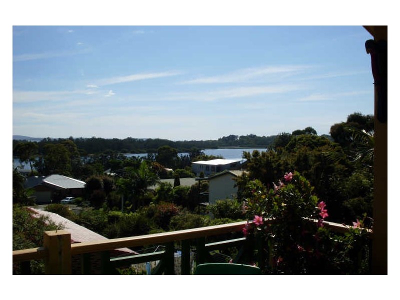 8 Davis Place, Moruya Heads NSW 2537