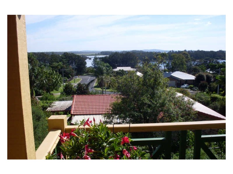 8 Davis Place, Moruya Heads NSW 2537