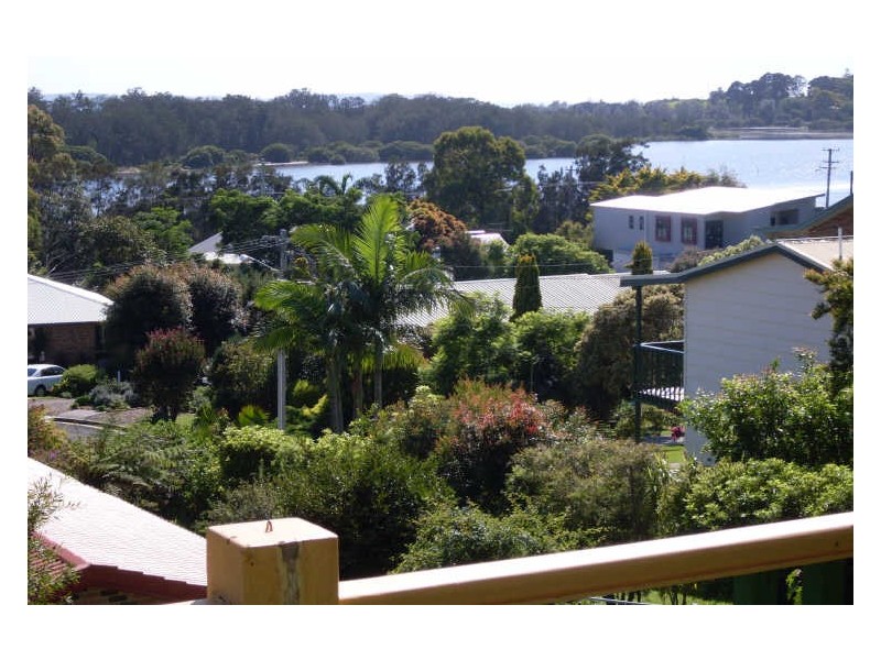 8 Davis Place, Moruya Heads NSW 2537