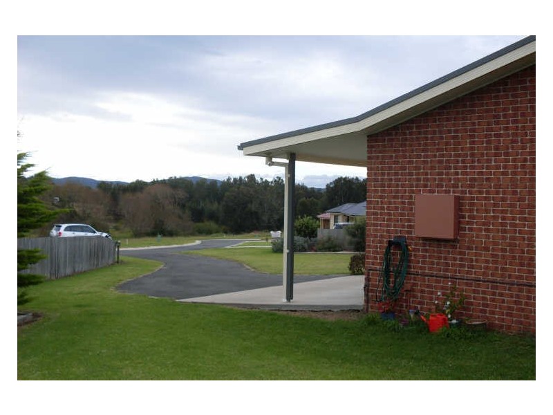 6 Carrie Crescent, Moruya NSW 2537
