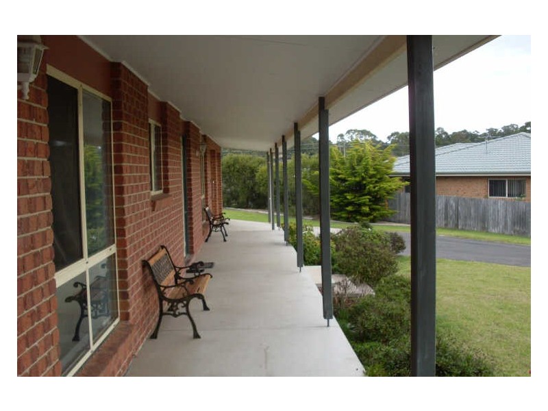 6 Carrie Crescent, Moruya NSW 2537