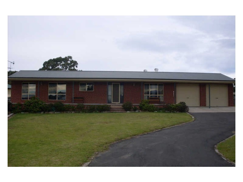 6 Carrie Crescent, Moruya NSW 2537