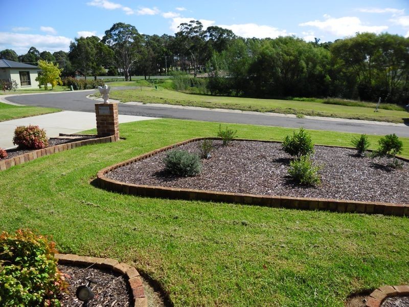 8 Carrie Crescent, Moruya NSW 2537