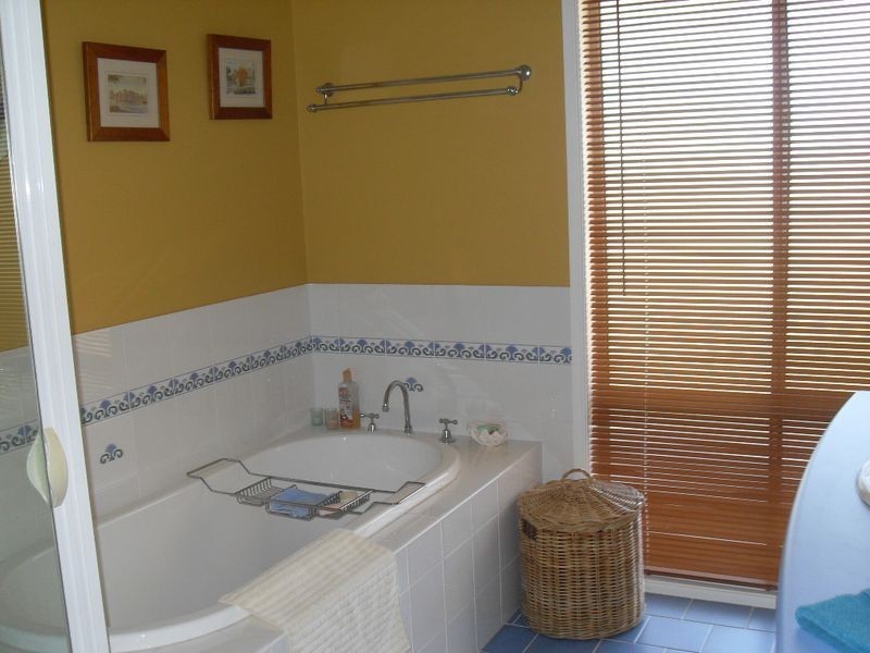 32 Glenduart Grove, Moruya NSW 2537