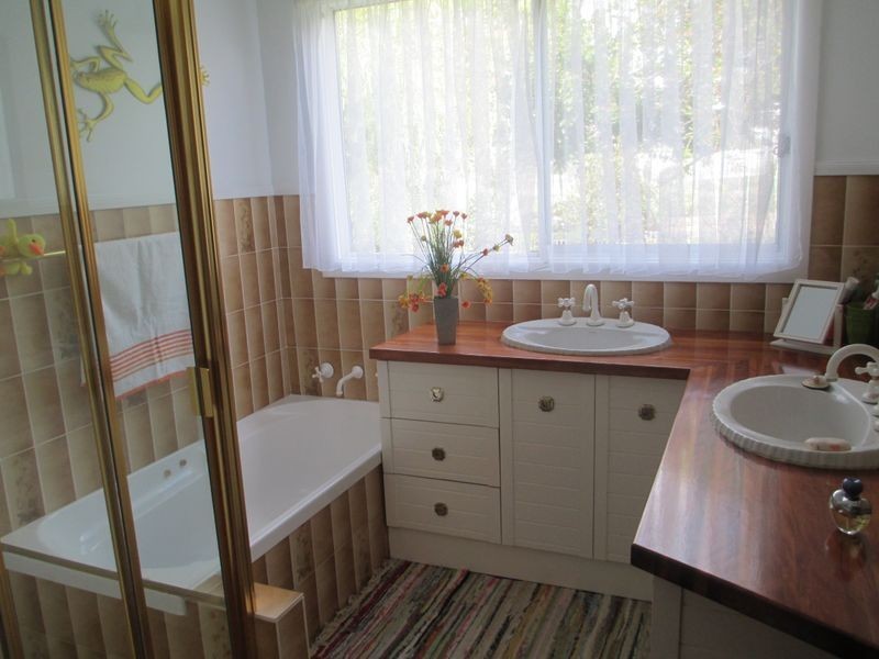 24 Shore Street, Moruya NSW 2537