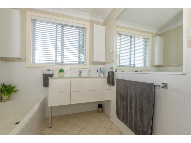 24 Calton Road, Batehaven NSW 2536