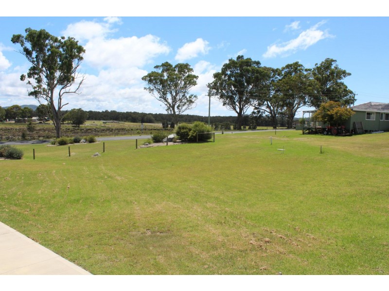 20 Joy Place, Moruya NSW 2537