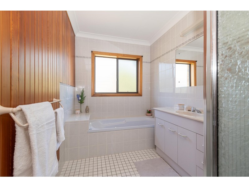 6 Cutharich Place, Moruya NSW 2537