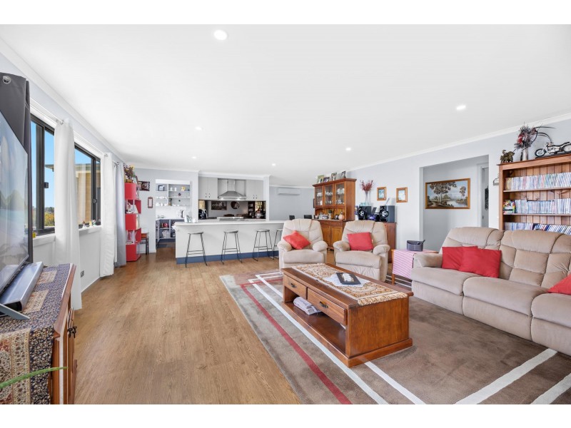 8 Swan Ridge Place, Moruya NSW 2537