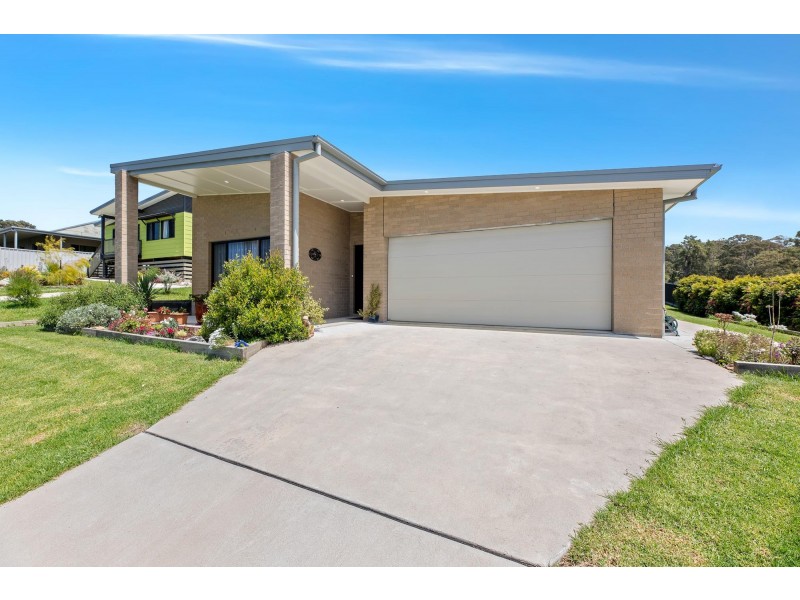 8 Swan Ridge Place, Moruya NSW 2537