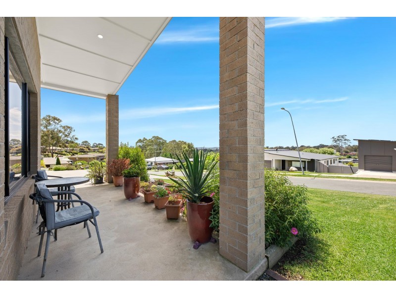 8 Swan Ridge Place, Moruya NSW 2537