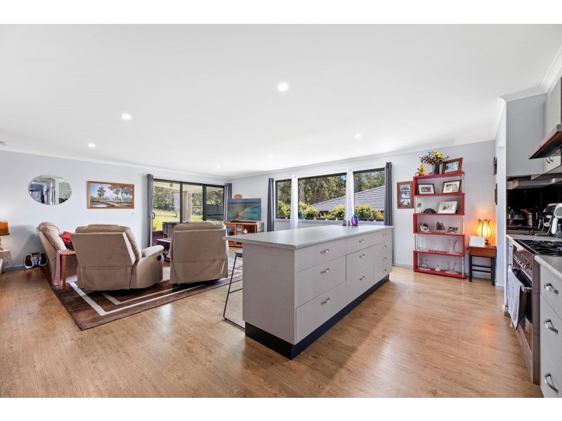 8 Swan Ridge Place, Moruya NSW 2537