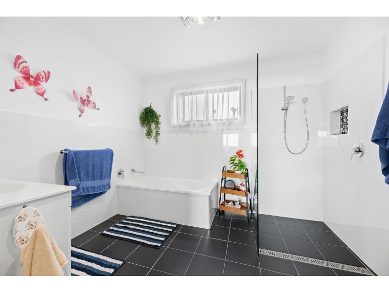 8 Swan Ridge Place, Moruya NSW 2537