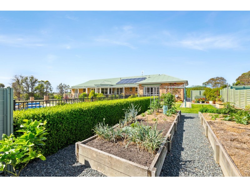 8 Mountain View Road, Moruya NSW 2537