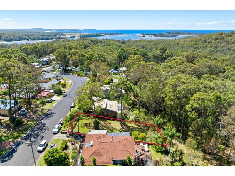 16 Crest Crescent, Moruya Heads NSW 2537