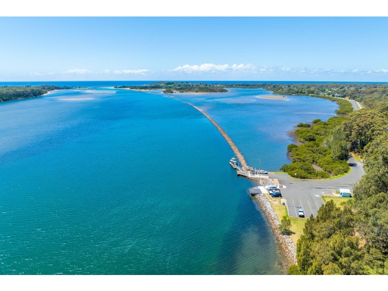 16 Crest Crescent, Moruya Heads NSW 2537