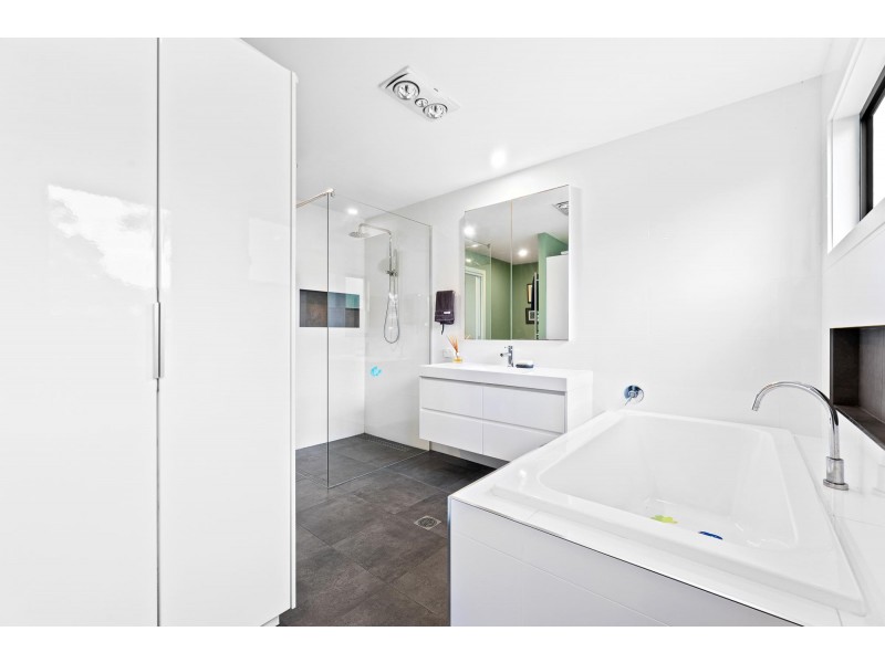 8 Hazel Road, Moruya Heads NSW 2537