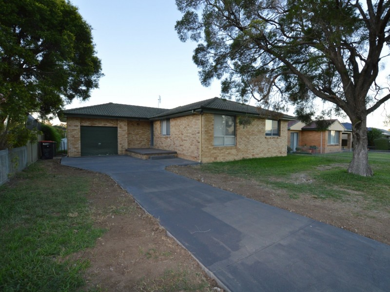 22 Lawson Avenue, Singleton NSW 2330