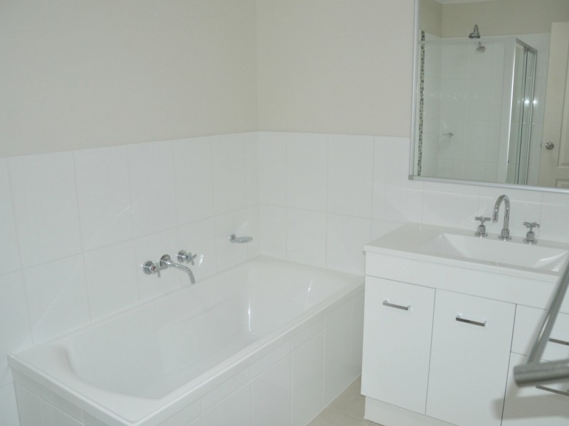 2/31 Broomfield Crescent, Singleton NSW 2330