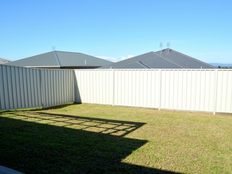 2/31 Broomfield Crescent, Singleton NSW 2330